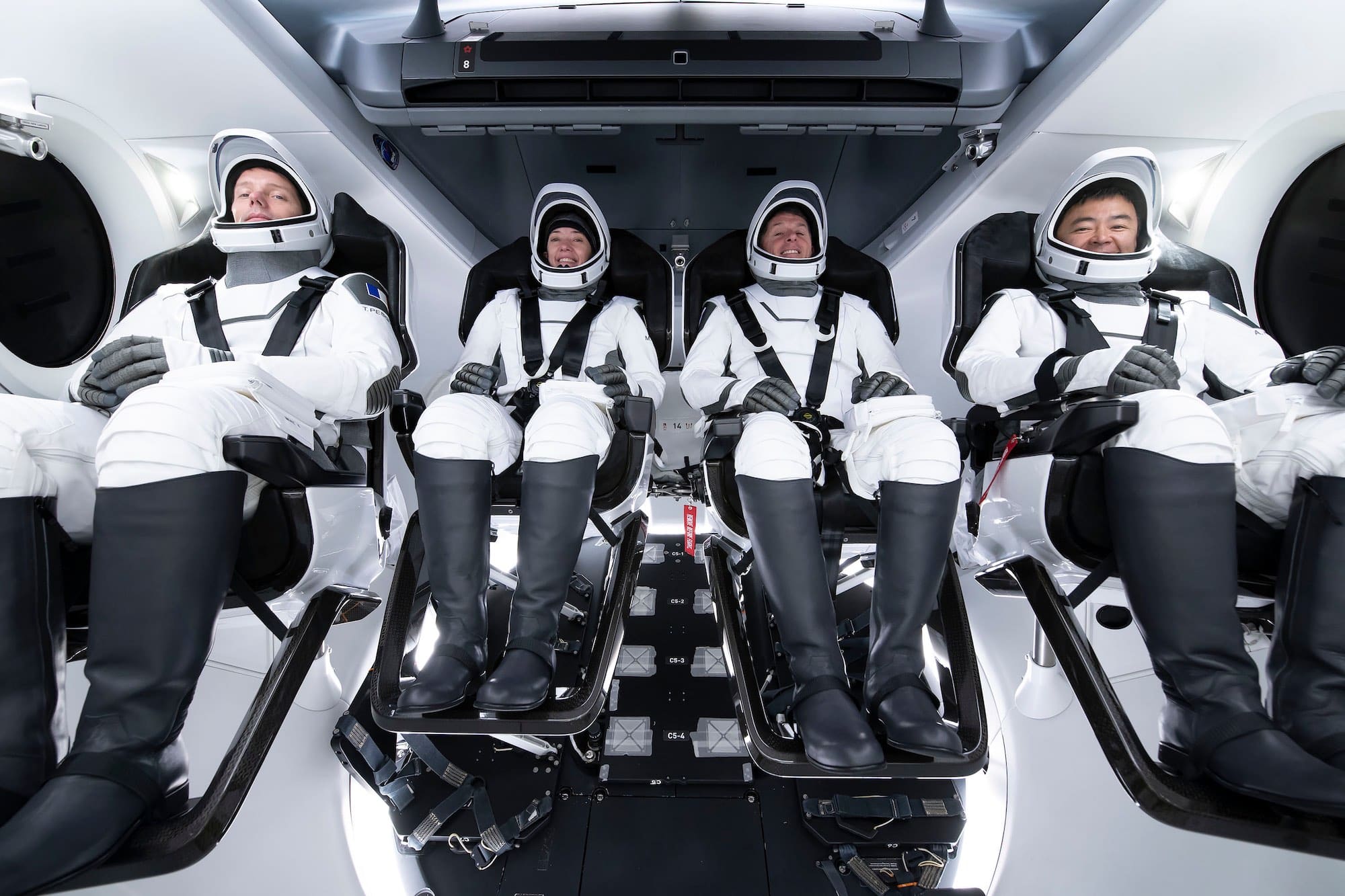 L’équipage de Crew-2 tel qu’il sera installé à bord de la capsule Crew Dragon Endeavour (de gauche à droite) : Thomas Pesquet, Megan McArthur, Shane Kimbrough et Akihiko Hoshide. Crédit : SpaceX