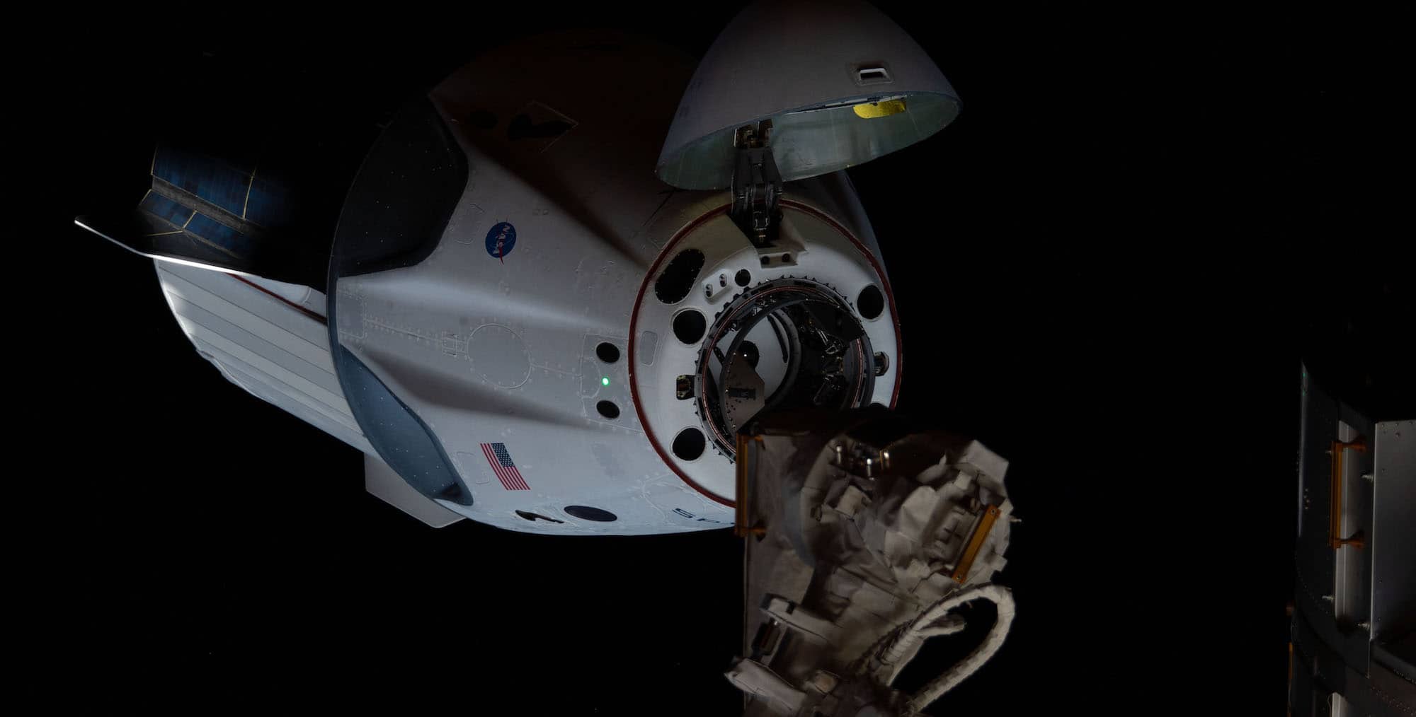 La Crew Dragon Endeavour du vol Demo-2 s’approche de l’ISS le 31 mai 2020. C’est cette même capsule, revenue sur Terre en août 2020, qui sera employée pour le vol Crew-2 de Thomas Pesquet et ses collègues. Crédit : NASA