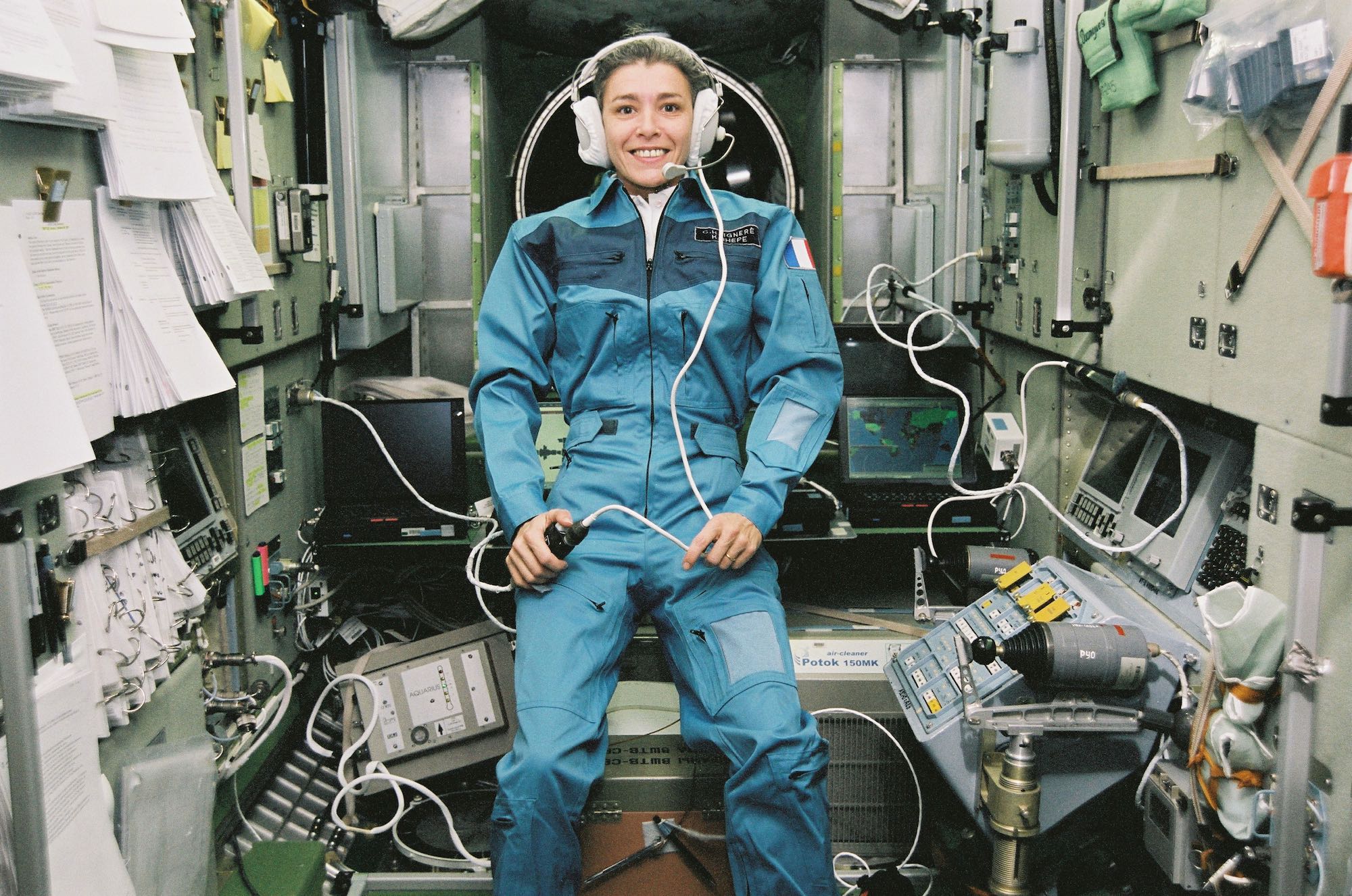 Claudie Haigneré à bord de l’ISS lors de sa mission Andromède en 2001. Crédit : CNES/Claudie Haigneré