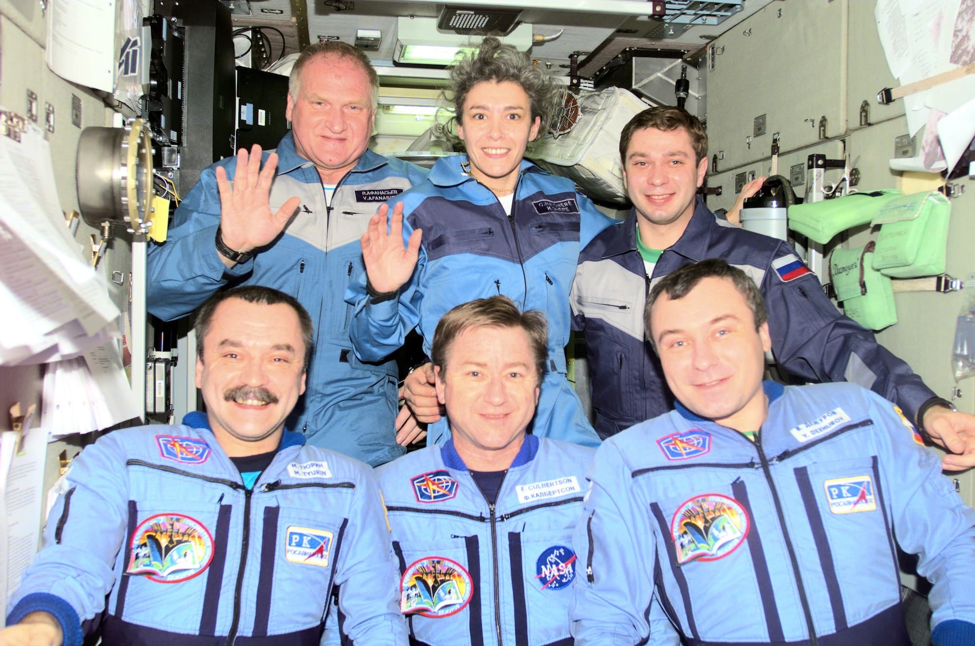 À bord de l’ISS en octobre 2001. En haut de gauche à droite, l’équipage du Soyouz TM-33 (aller) et TM-32 (retour) : Victor Afanasyev, Constantin Kozeyzv et Claudie Haigneré. En bas et de gauche à droite, l’équipage de l’Expédition 3 de l’ISS : Mikhail Tyurin, Frank Culbertson et Vladimir Dezhurov. Crédit : NASA