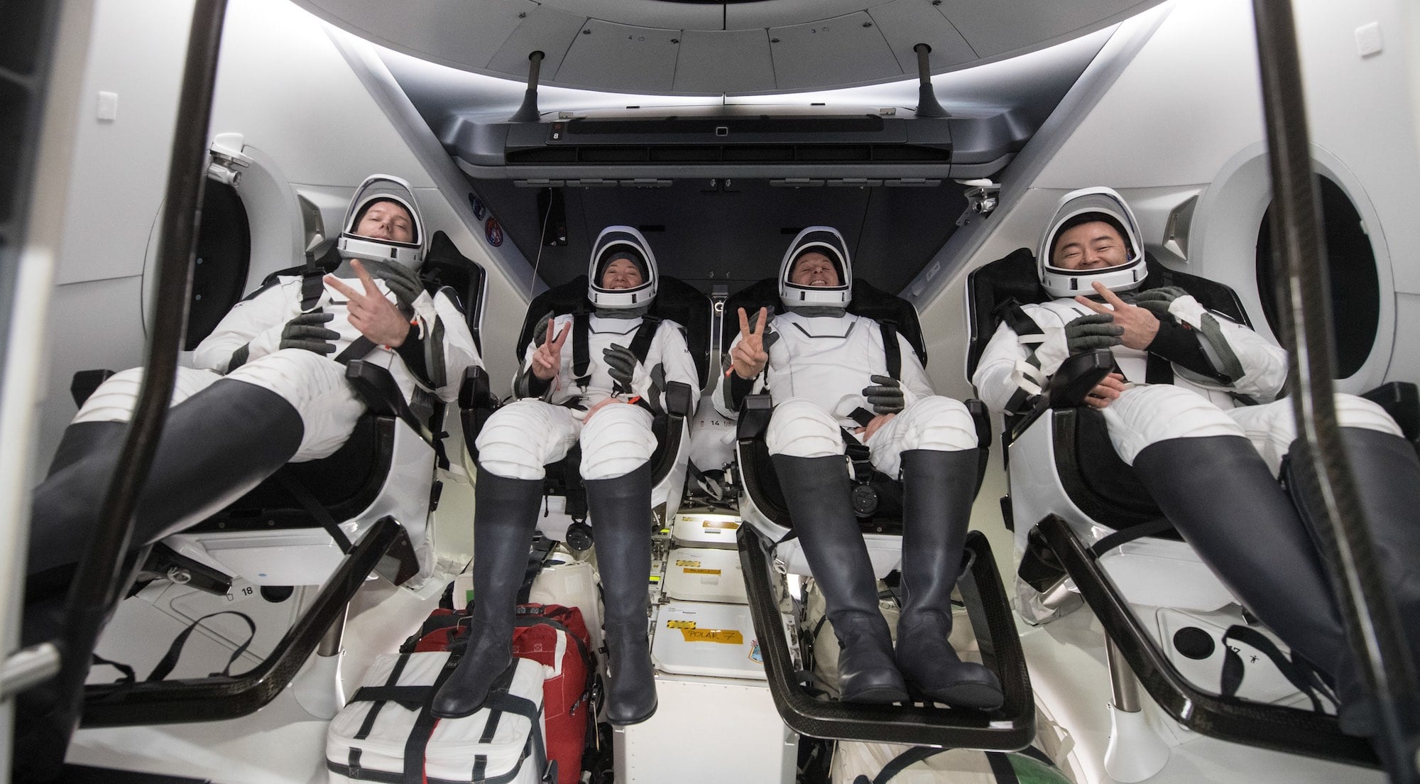 De gauche à droite : Thomas Pesquet, Megan McArthur, Shane Kimbrough et Akihiko Hoshide à bord de la capsule Crew Dragon, pris en photo peu après leur amerrissage par les équipes de récupération.<br /> Crédit : NASA/Aubrey Gemignani
