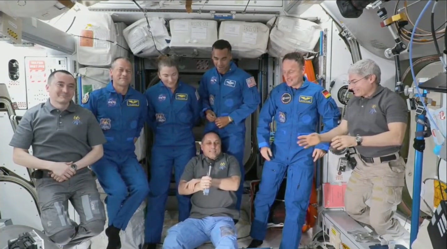 Les 7 astronautes de l’Expédition 66 (de gauche à droite) : Pyotr Dubrov, Thomas Marshburn, Kayla Barron, Anton Shkaplerov (en bas), Raja Chari, Matthias Maurer et Mark Vande Hei. Crédit : NASATV/Cité de l’espace