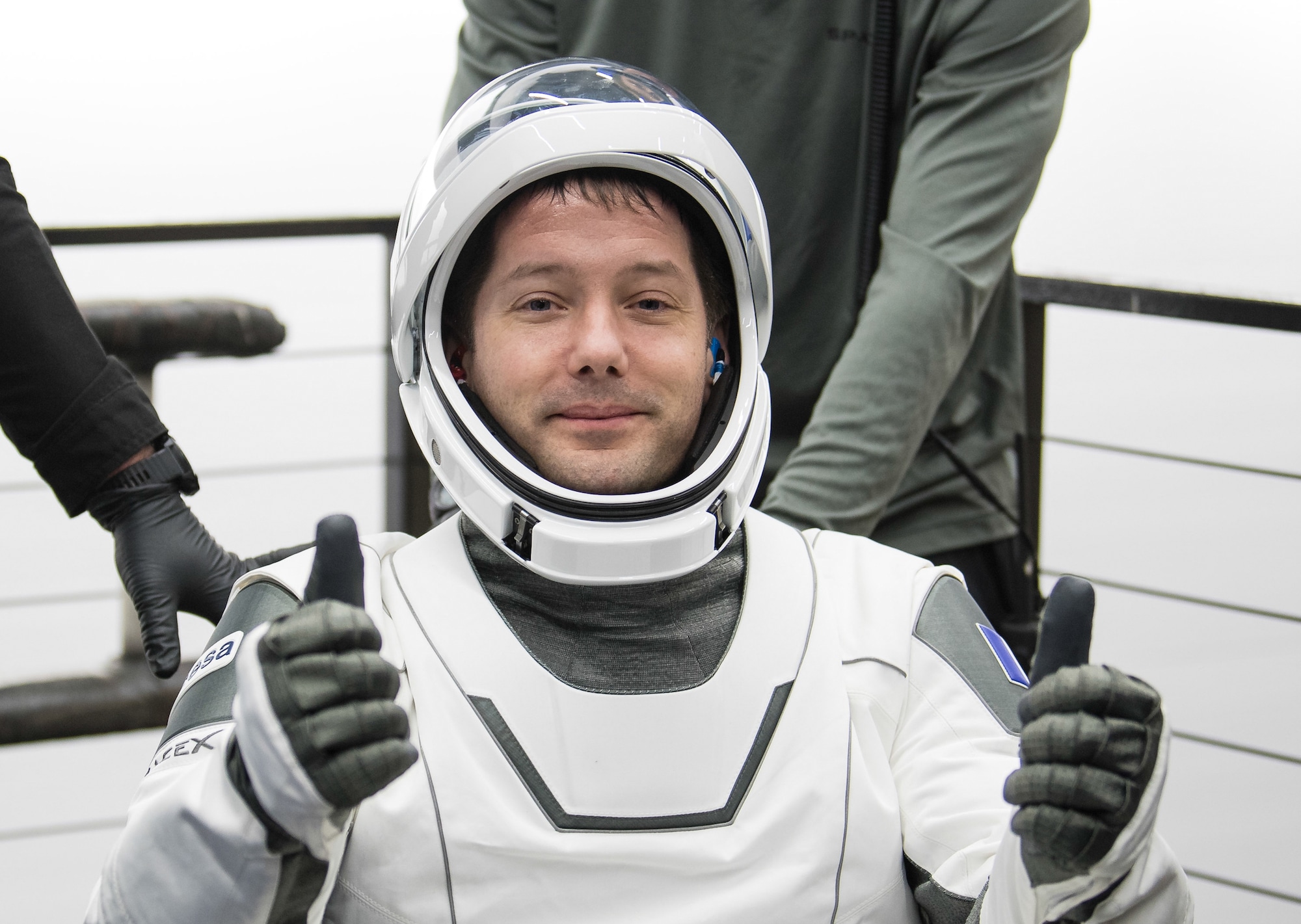 Thomas Pesquet alors qu’on vient d’aider à le sortir de la capsule. Crédit : NASA/Aubrey Gemignani