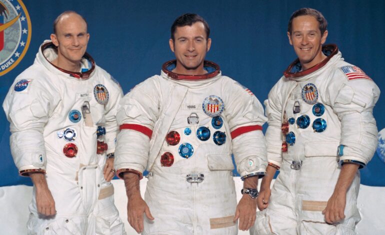 Apollo 16 : une photo de famille sur la Lune - Cité de l'espace