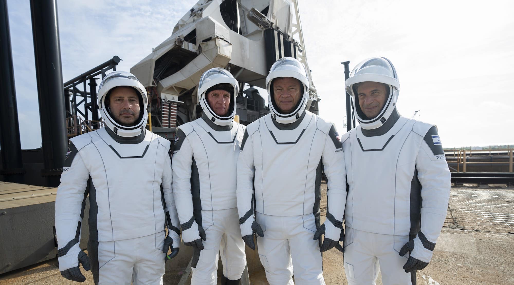 L’équipage de la mission privée Ax-1 (de gauche à droite) : Mark Pathy, Larry Cohen, Michael López-Alegría et Eytan Stibbe. Ils sont ici au pied du lanceur Falcon 9 en Floride. Crédit : SpaceX