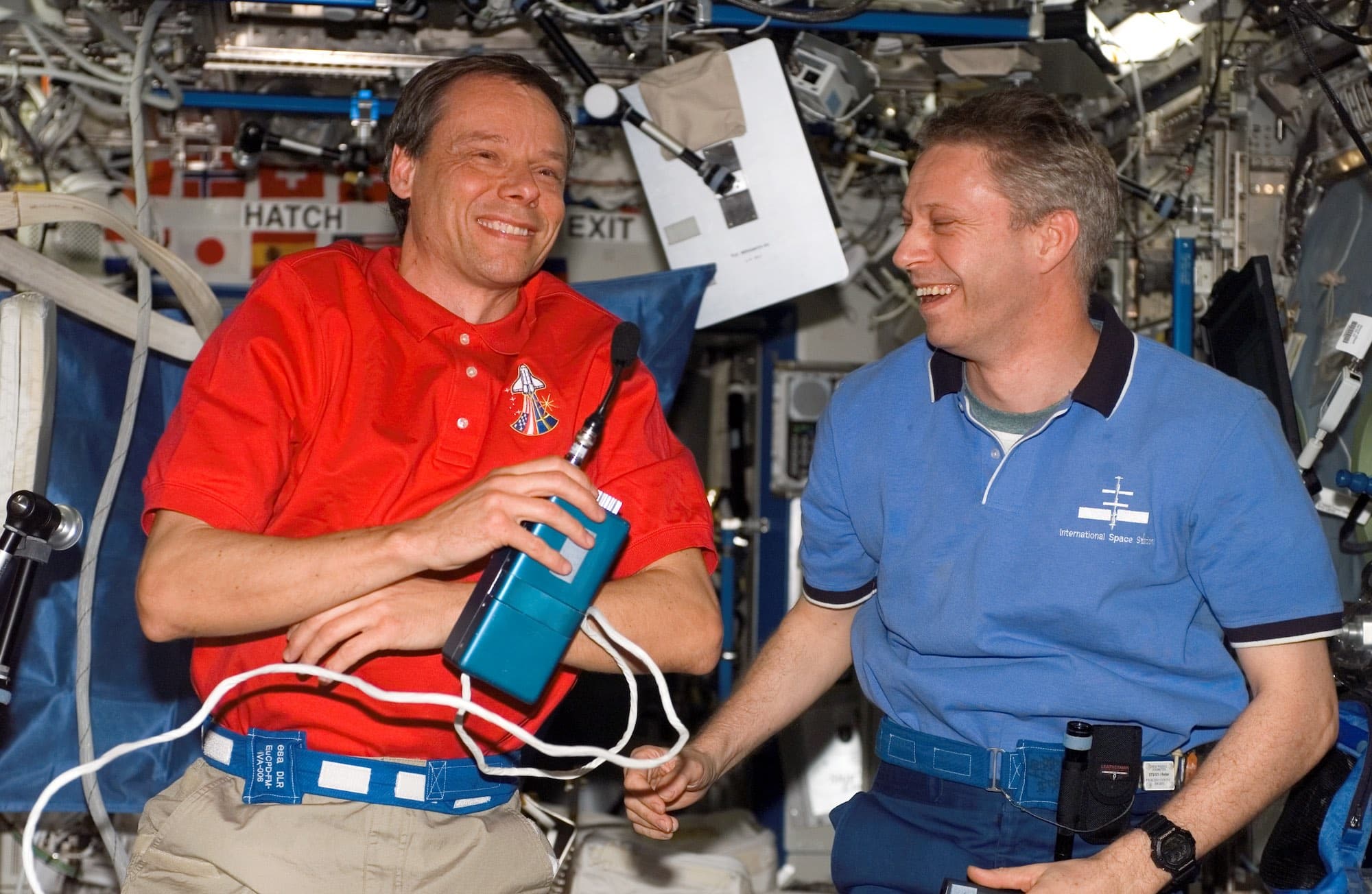Christer Fuglesang (à gauche) et Thomas Reiter dans l’ISS fin 2006. Crédit : NASA