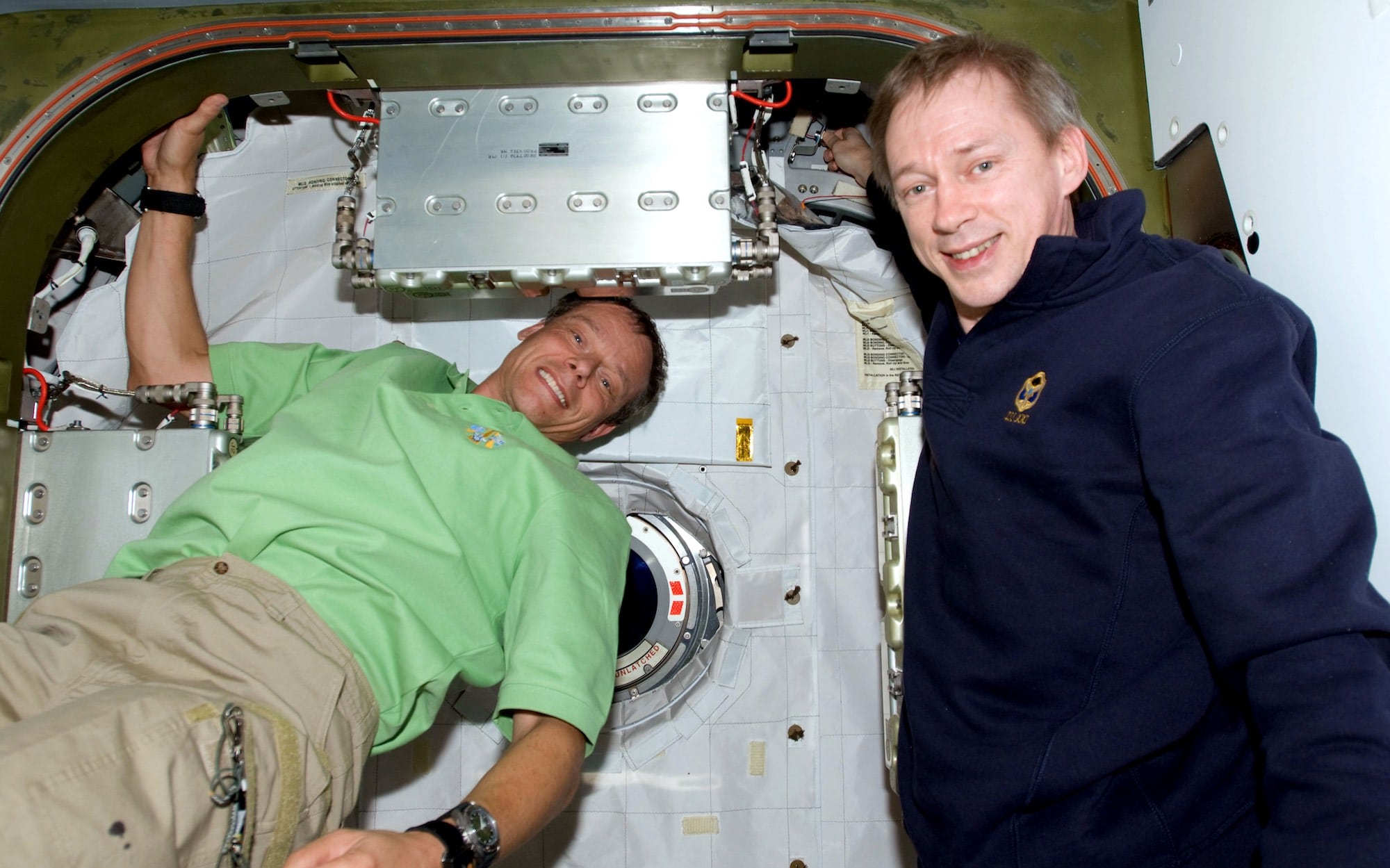 Christer Fuglesang (à gauche) et Frank De Winne dans l’ISS le 31 août 2009. Crédit : NASA