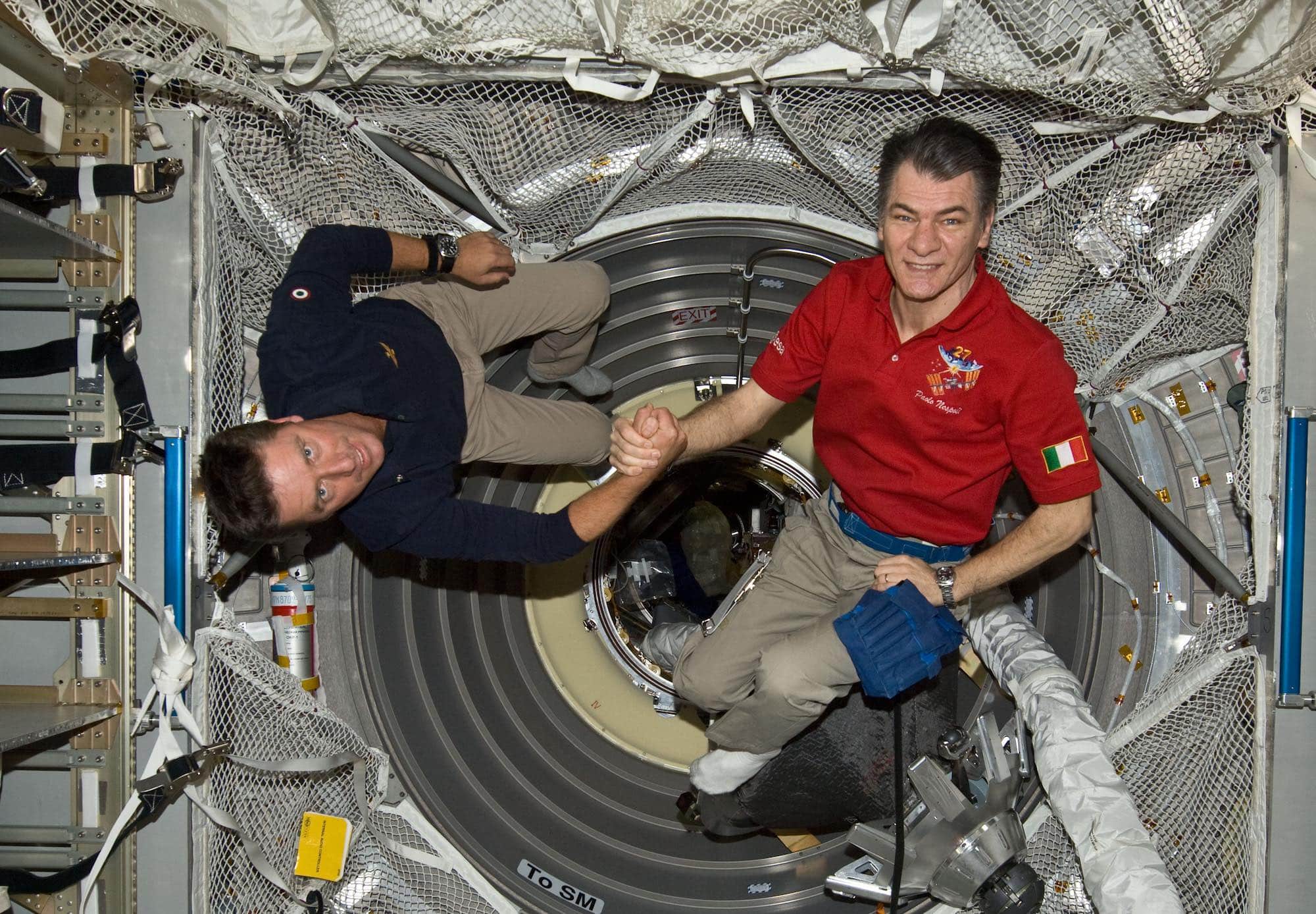 Roberto Vittori (à gauche) et Paolo Nespoli sont ici ensemble dans le cargo européen ATV-2 amarré à l’ISS en 2011. Crédit : NASA