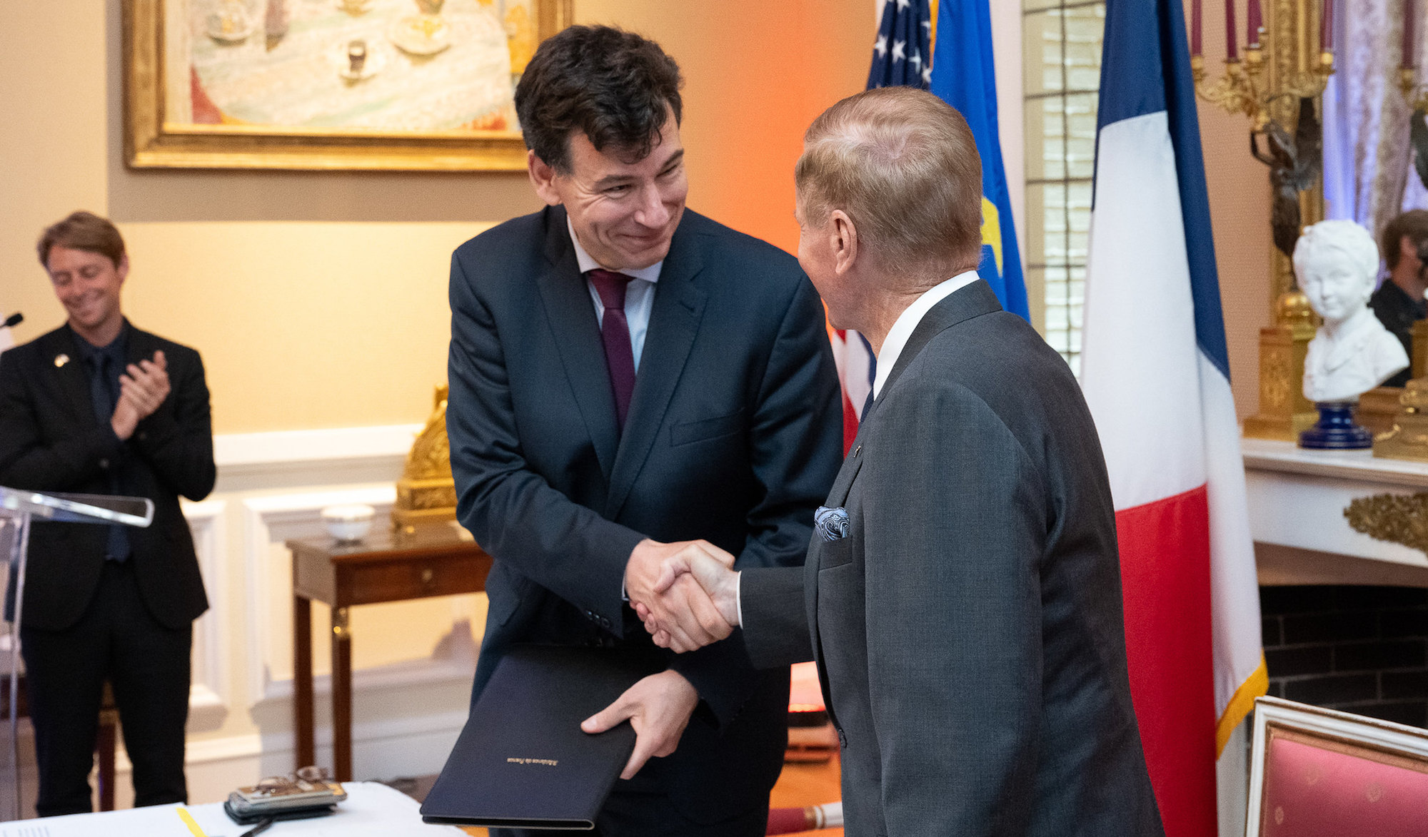Poignée de main entre Philippe Baptiste et Bill Nelson après la signature et l’adhésion de la France aux Accords Artemis. Crédit : NASA/Keegan Barber