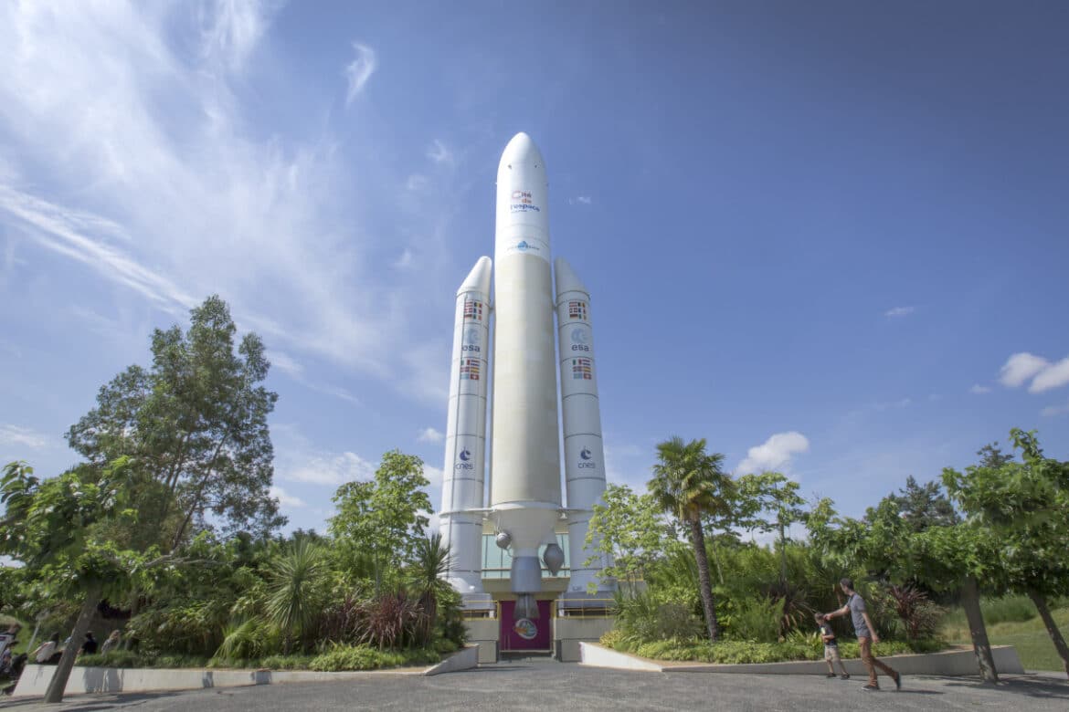 Réplique taille réelle de la Fusée Ariane 5 dans les jardins de la Cité de l'espace