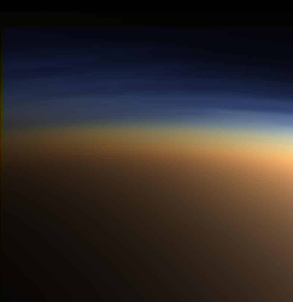 Cette image en couleur naturelle montre la haute atmosphère de Titan