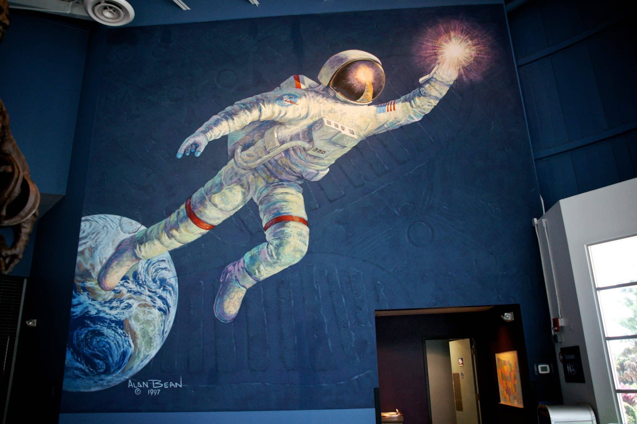 L’impressionnant mural qu’Alan Bean réalisa en 1997 pour le musée Astronaut Hall of Fame (aujourd’hui fermé) en Floride à proximité du Kennedy Space Center. Crédit : Marie Ange Sanguy / Espace & Exploration