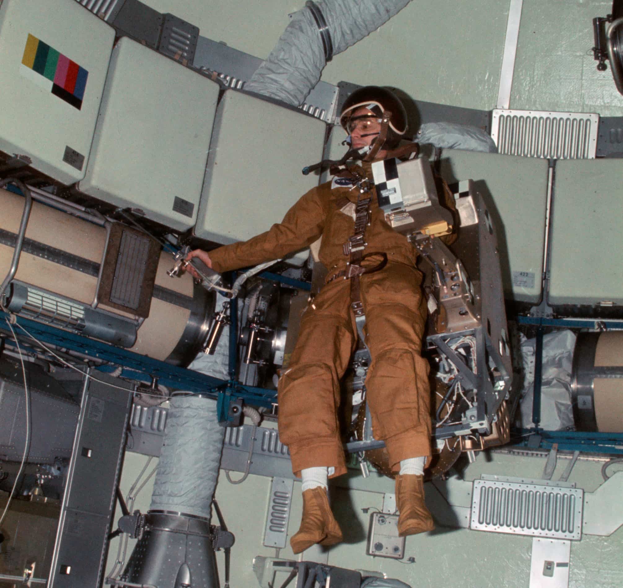 Dans la station Skylab en 1973, Alan Bean teste un prototype du futur MMU. Crédit : NASA