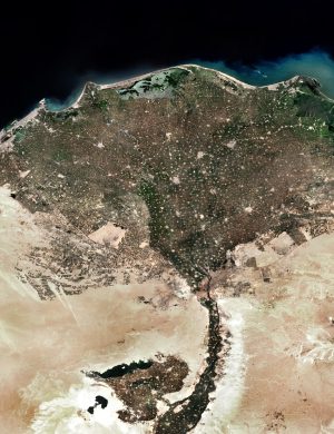 Le delta du Nil vu par le satellite Sentinel-2 le 1er mars 2022. 

Le delta du Nil designe la region d'Egypte ou le Nil se jette dans la mer Mediterranee. Sa superficie est de l'ordre de 24 000 km2, faisant par sa surface le premier delta en Mediterranee devant celui du Rhone.

C'est une region marecageuse qui depuis l'Antiquite a toujours ete riche en faune et flore. Depuis pres de 5 000 ans, le delta est une zone d'agriculture intensive. C'est en effet une zone strategique pour l'agriculture, qui depuis l'antiquite fait l'objet d'une gestion de l'eau visant a prevenir les crues trop importantes et limiter les risques de salinisation via des bassins de reception des eaux.