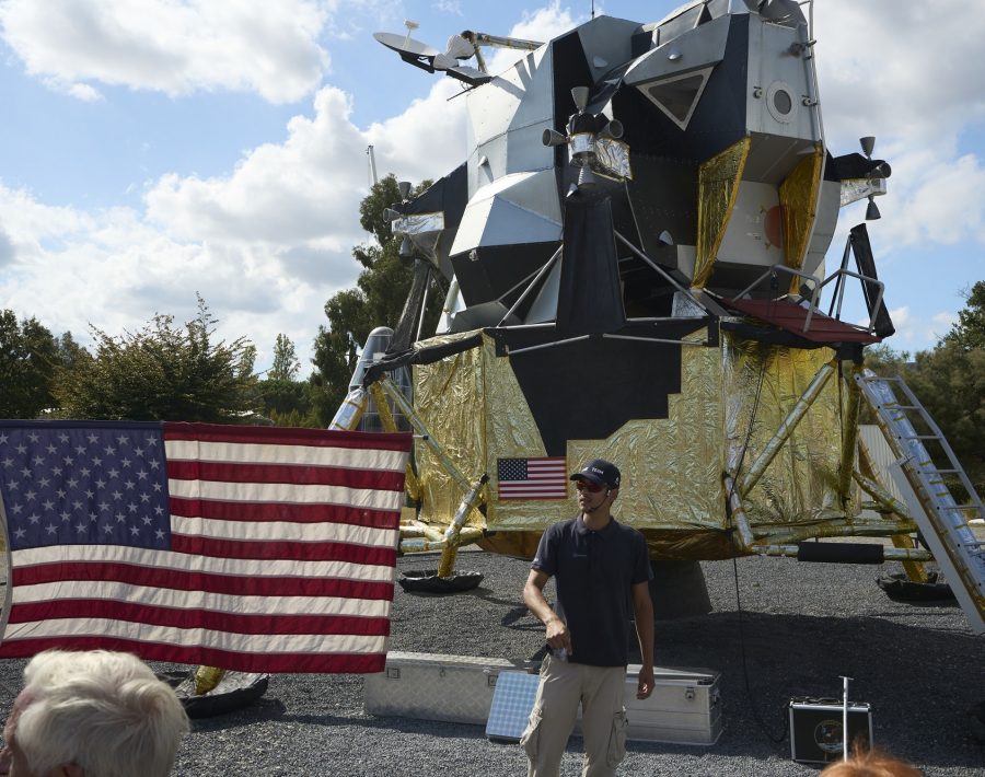 module lunaire et drapeau américain