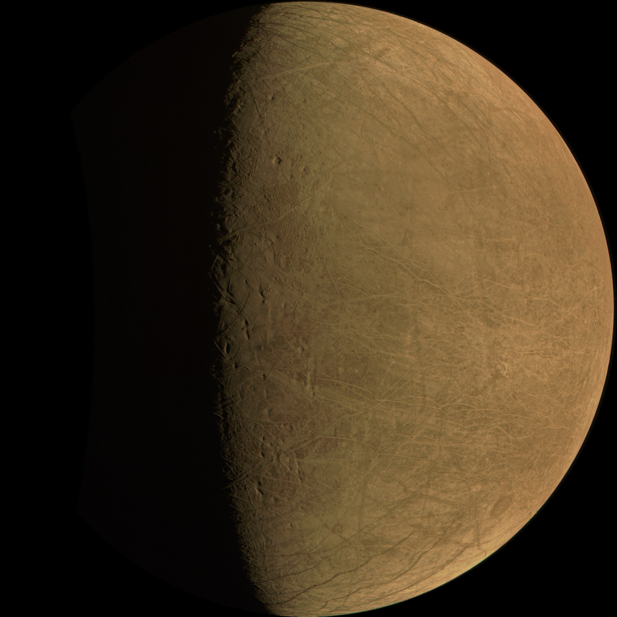 Cet assemblage de plusieurs images de la caméra JunoCam de Juno donne un portrait global d’Europe. Crédit : NASA/JPL-Caltech/SWRI/MSSS/JunCam Team