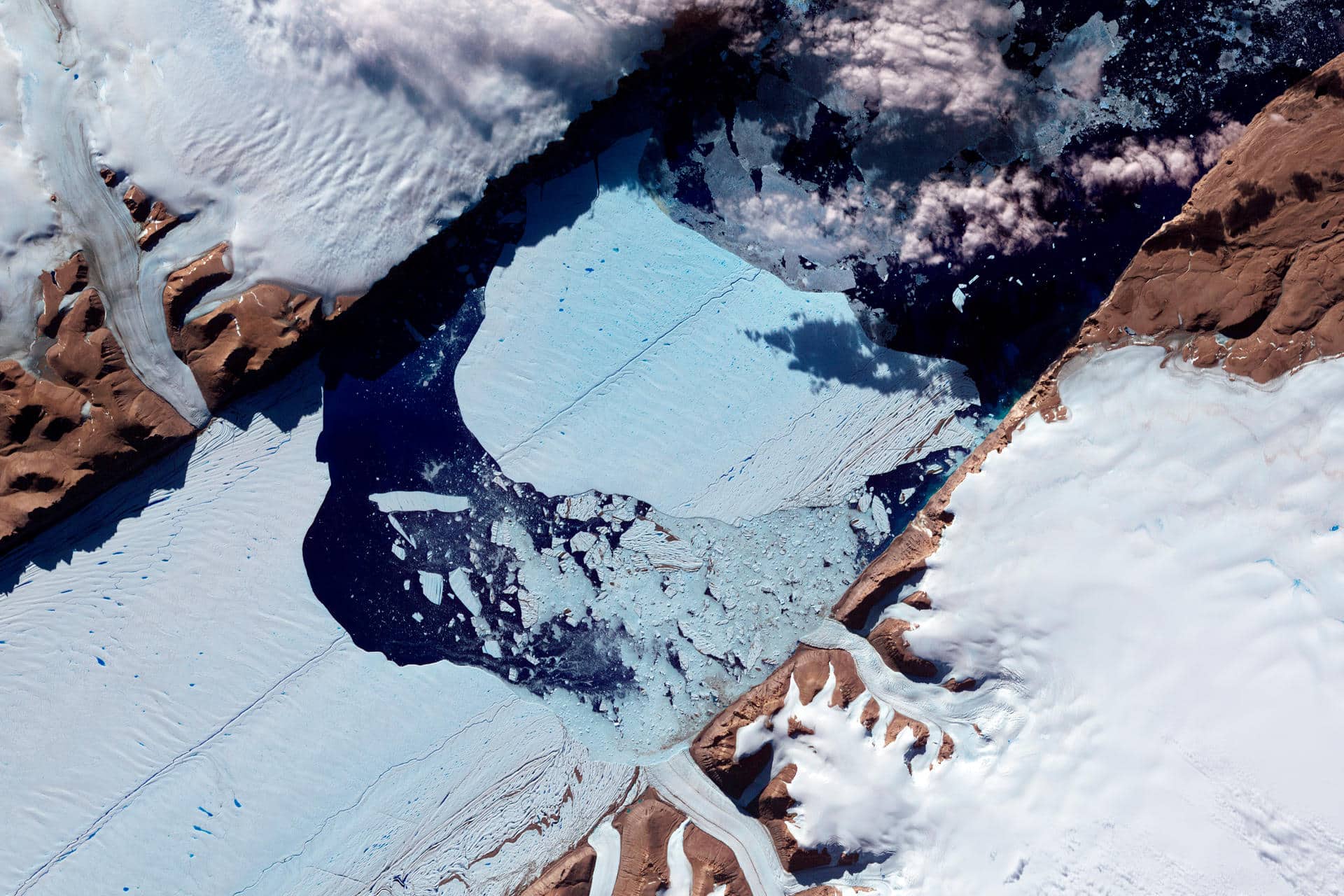 Vêlage d'un pan du glacier Petermann, dans le nord-ouest du Groenland, en juillet 2012. L'iceberg qui s'est détaché avait une surface de quelque 32,3 km2. Crédit : Nasa