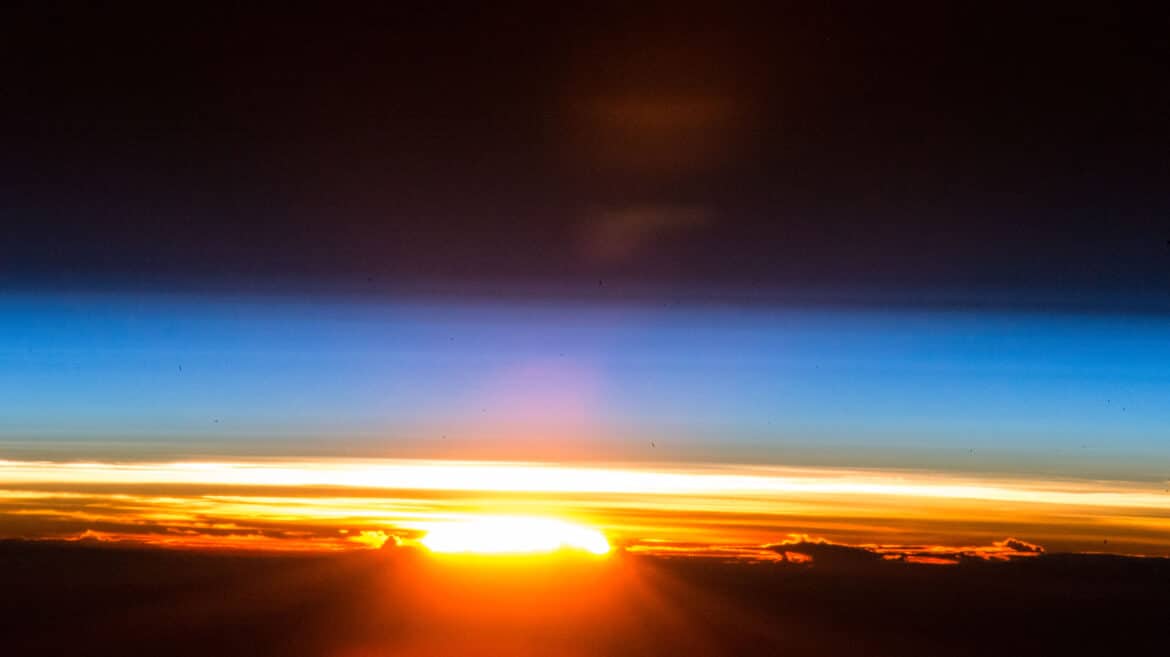 Un lever de soleil photographié depuis la Station spatiale internationale
