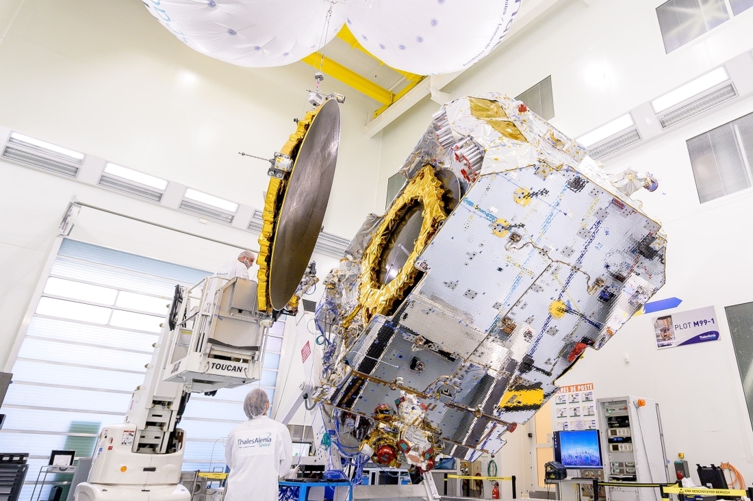 Le satellite Konnect d’Eutelsat pensé pour apporter du haut débit là où il n’arrive pas. Il est ici photographié chez Thales Alenia Space à Cannes avant son lancement. Crédit : Thales Alenia Space