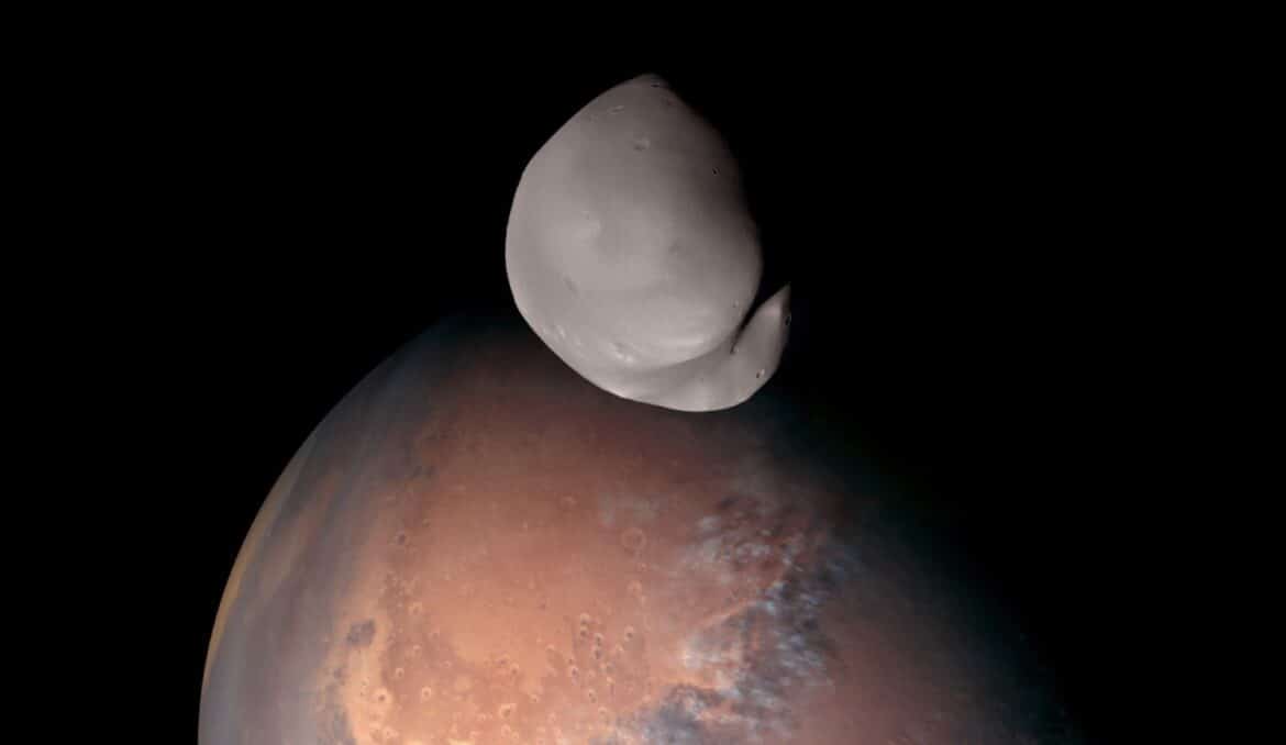 Mars et sa lune Déimos par la sonde Hope