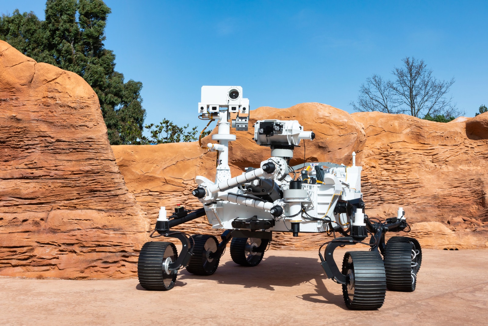 Réplique animée et taille réelle du rover Perseverance sur le Terrain Martien de la Cité de l'espace