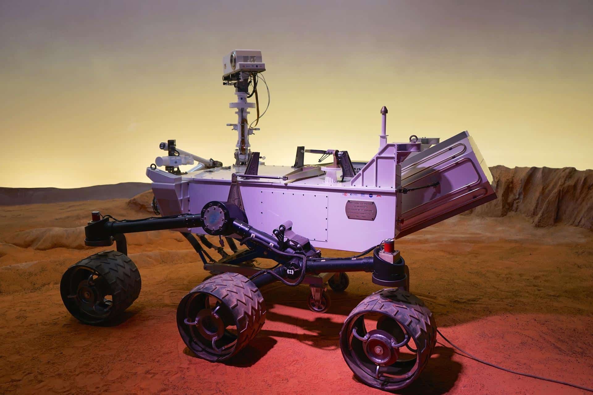 Robot Curiosity taille réelle dans un décor martien