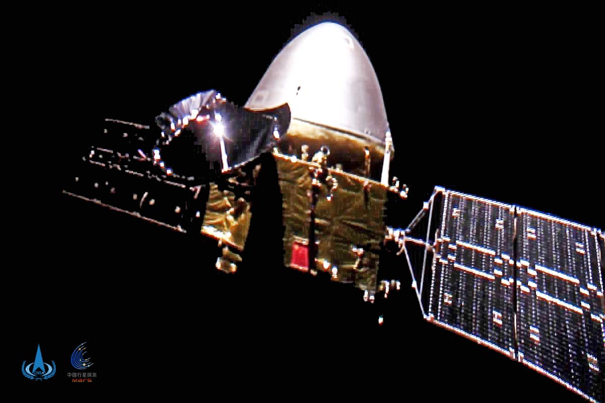 En route vers Mars, la sonde Tianwen-1 a largué un petit satellite qui a réalisé cet étonnant portrait du vaisseau spatial. Tianwen-1 se postera sur orbite autour de la planète rouge en février 2021 puis larguera plus tard un atterrisseur doté d’un rover (hébergés dans la capsule blanche visible au-dessus de la partie orbiteur). Crédit : CNSA