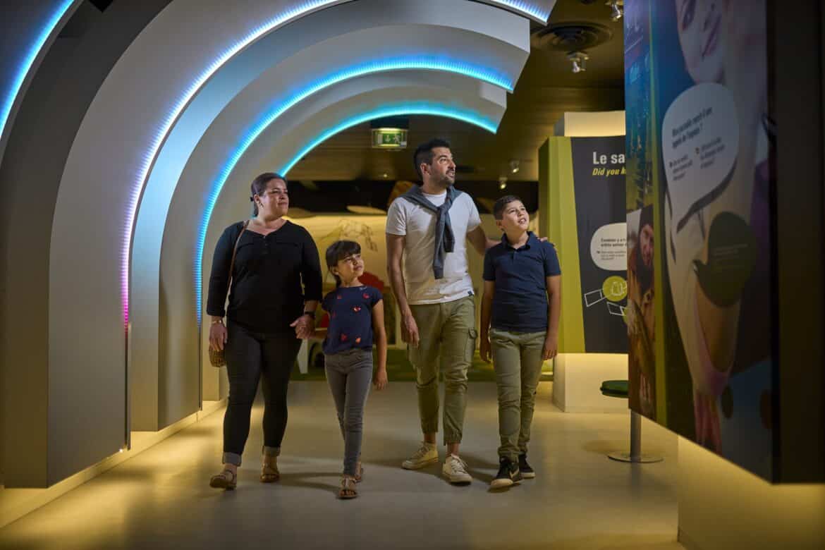 une famille dans l'exposition vaisseau terre